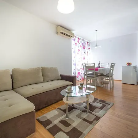Lidija Apartman *